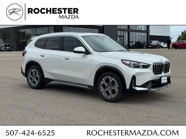 2025 BMW X1 xDrive28i w/ Panoramic Moonroof in White Metallic — front three-quarter view