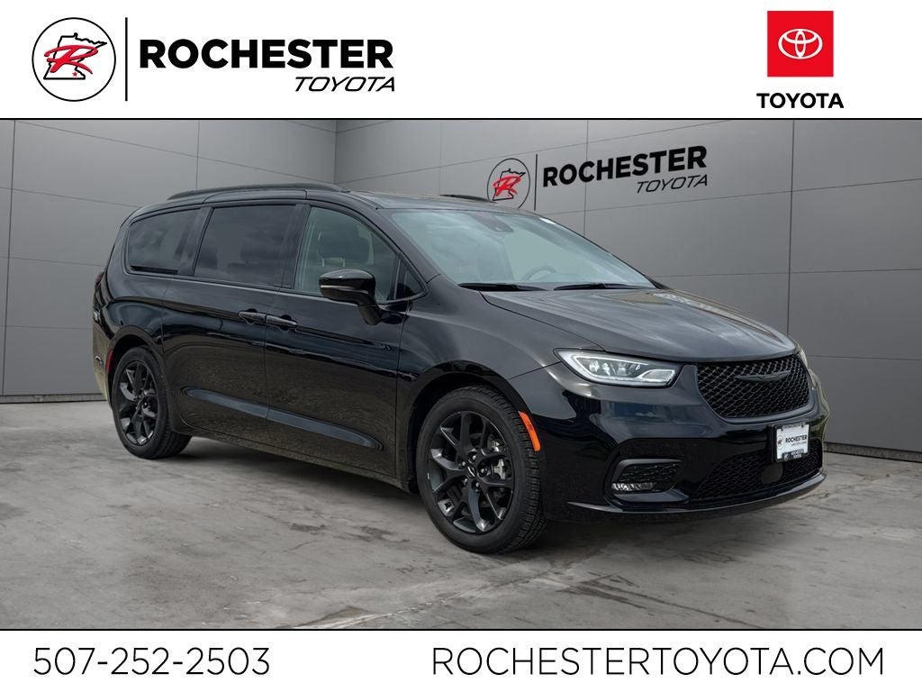 2025 Chrysler Pacifica Limited FWD in Diamond Black Crystal Pearlcoat — front three-quarter view